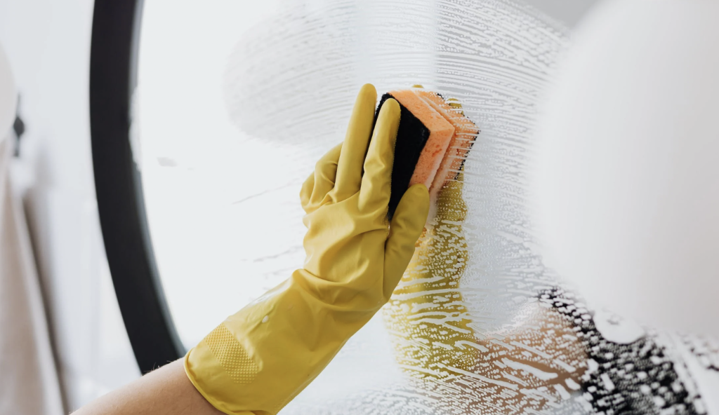 how to clean a mirror